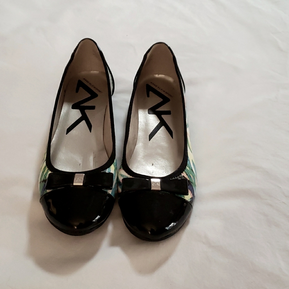 Anne Klein Sport 7.5 shoes with multicolor pattern